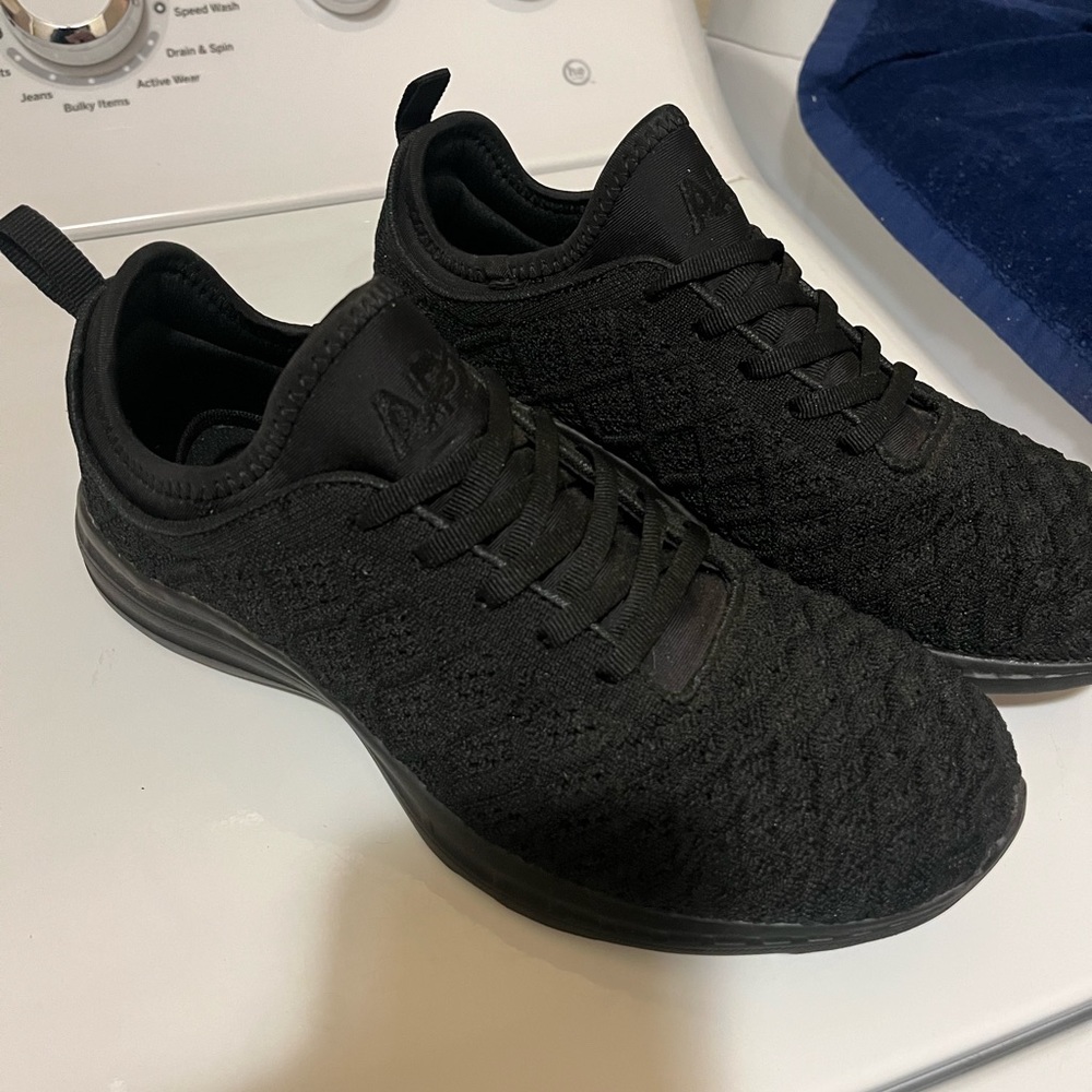 APL women’s sneaker - black on black
